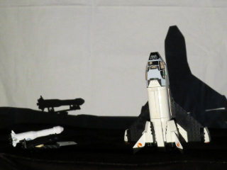 Ein Space Shuttle wirft einen Schatten.